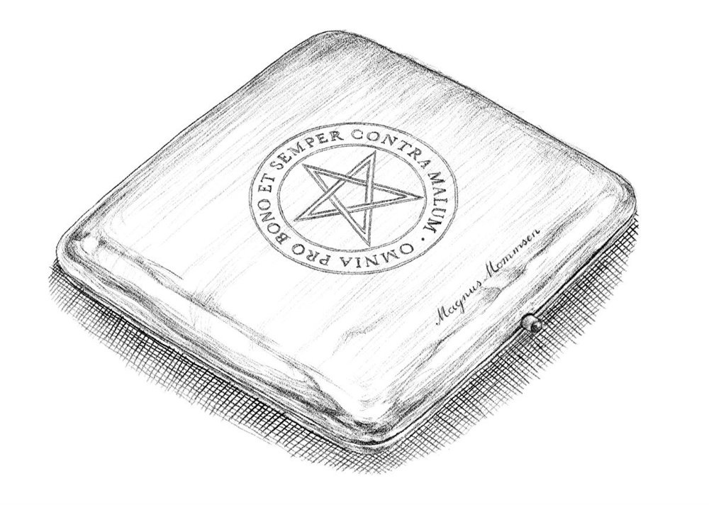 Bleistiftzeichnung eines Metall-Etuis mit eingraviertem Pentagramm und lateinischer Inschrift