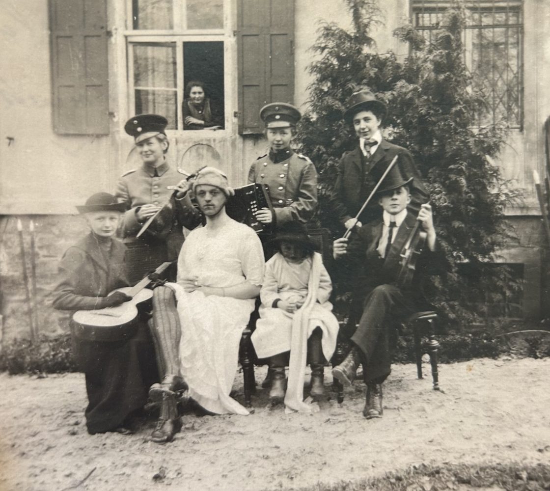Alte Familienfotografie vor einem Haus